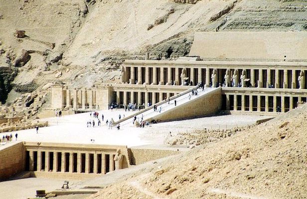 Luxor Valley of the kings, Temple Hatshepsut, colossi of Memnon