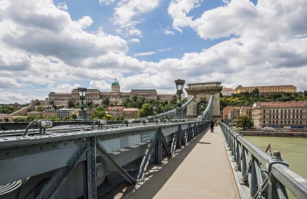 Budapest All in One Small Group Walking Tour with Strudel Stop