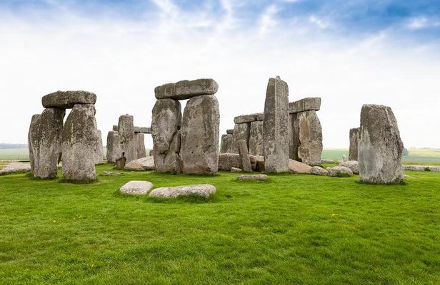 Stonehenge, Windsor Castle and Bath with Pub Lunch in Lacock 