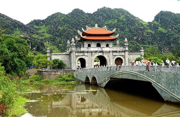 Tour Hoa Lu and Tam Coc- small group tour