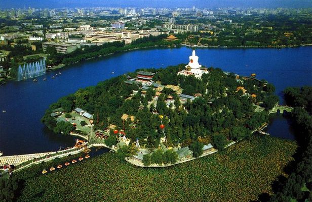 Private Beijing Jingshan Hill, Beihai, and Hutongs with Imperial Lunch/Dinner