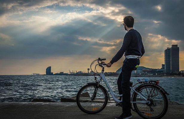 Barcelona Small-Group E-Bike Tour with Iconic Photo Stops