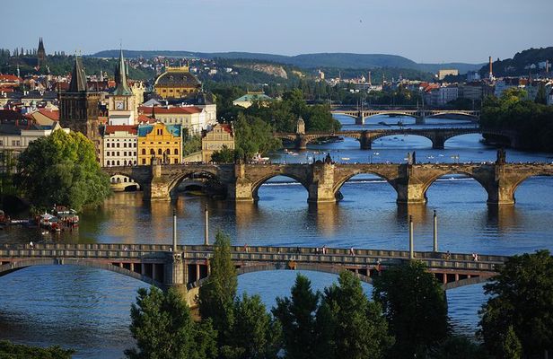 Prague: Bus Tour, Walking Tour, River Cruise and Lunch