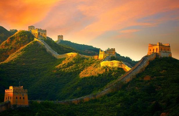 Private Night Tour to Gubei Water Town and Simatai Great Wall with Cable Car