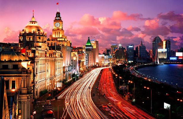 Private Evening Tour: VIP Huangpu River Cruise and Shanghai Lights