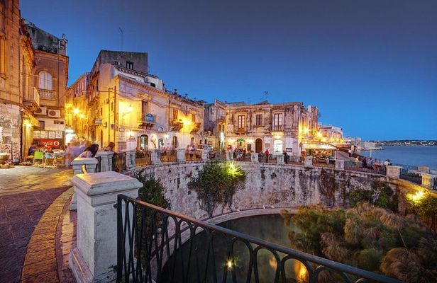 Syracuse Private Walking Tour with Traditional Lunch and Wine