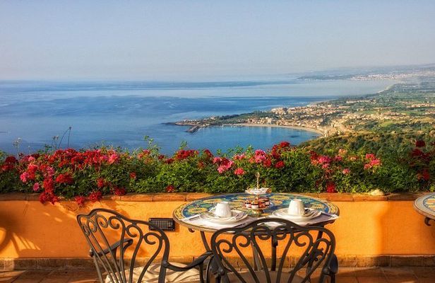 Taormina and Castelmola private and guided tour with Arancino
