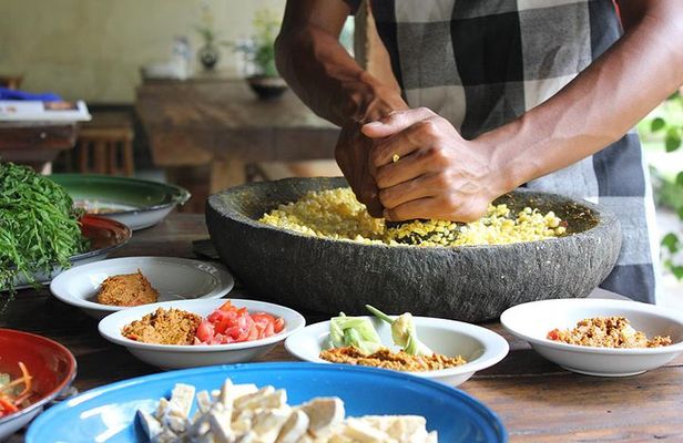 PRIVATE Balinese Cooking Class in Ubud with Dewa with Transfers