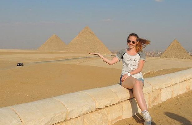 Day tour to the Pyramids of Giza and the Egyptian museum