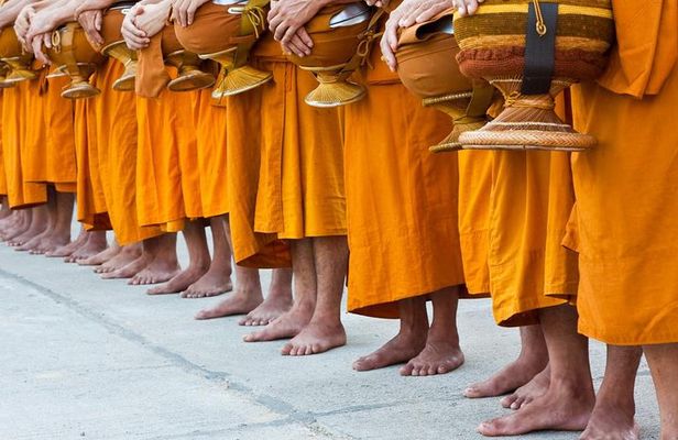 Morning Buddhist Almsgiving, Grand Palace and Flower Market Tour in Bangkok