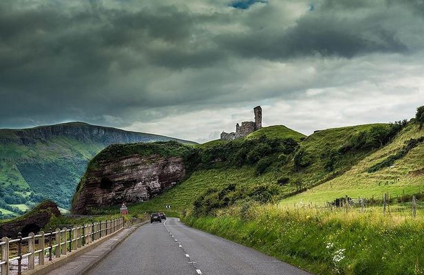Northern Highlights Full-Day Guided Tour in Northern Ireland
