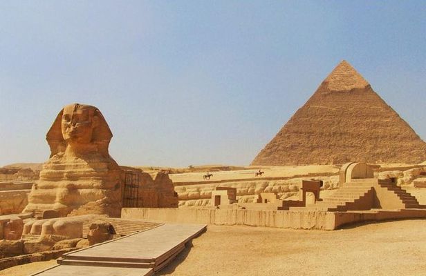 Giza Pyramids and Egyptian Museum with Dinner at Nile Cruise