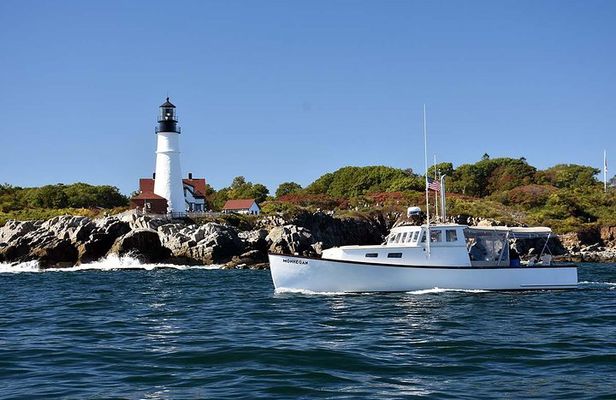 Private Sightseeing Charter on a Vintage Lobster Boat with Drinks
