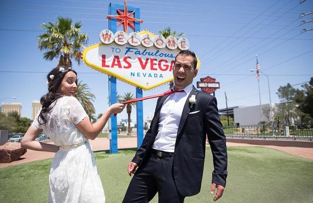 Private Tour by Limousine of Las Vegas' Chapel Row