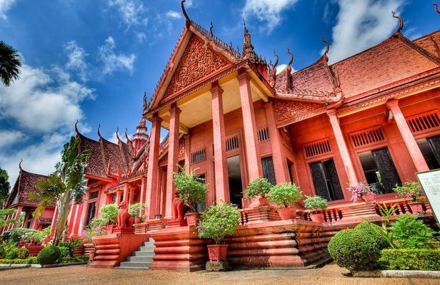 4 Hours Private Phnom Penh National Museum and Royal Palace Tour