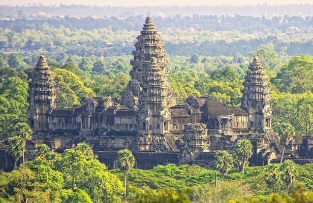 2-Day Best of Angkor Wat and Tonle Sap Lake Tour