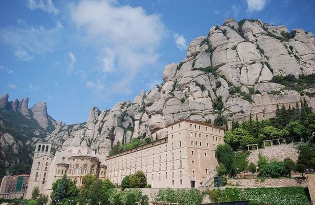 Barcelona Highlights Tour and Montserrat Monastery with Hotel Pick-up