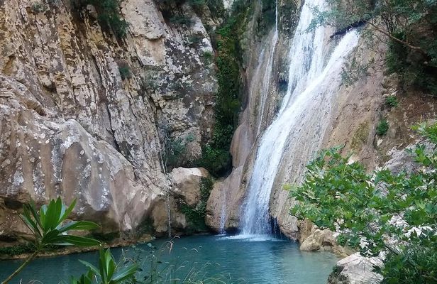 Hike Polilimnio waterfalls