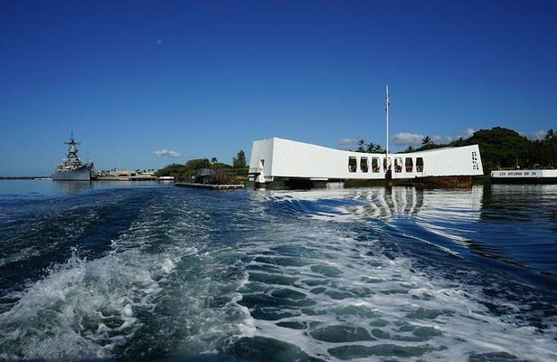 Intimate WWII: Honor our Heroes and Historic Honolulu Tour With Lunch