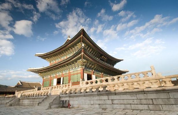 Korean Heritage Tour: Palaces and Villages of Seoul Including Gyeongbokgung Palace