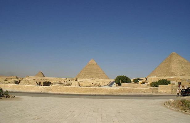 Layover day at The pyramids,Memphis and Saqqara