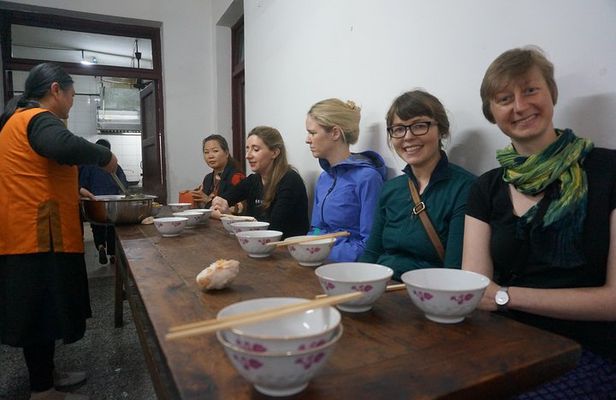 Half-Day Walking Tour with a Vegetarian Lunch at a Nunnery