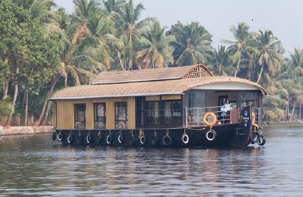 Private Alleppey Backwater Houseboat Day Cruise including Lunch
