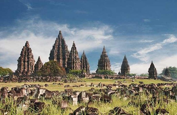 Borobudur & Prambanan in Yogyakarta, train to Malang, hike Bromo & Ijen // 4D3N
