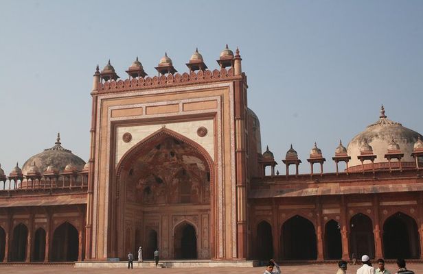 Guided Fatehpur Sikri & Abhaneri Tour From Agra To Jaipur By Car