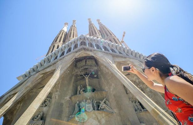 Barcelona eBike Small Group Tour with entrance to Sagrada Familia