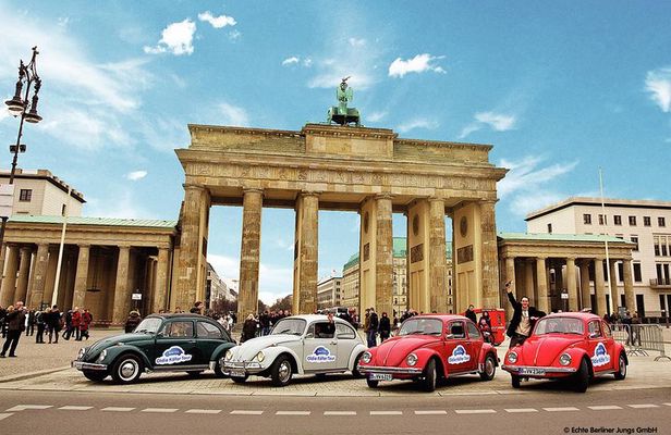Private 4h Berlin Discovery Tour in an Oldtimer Volkswagen Beetle