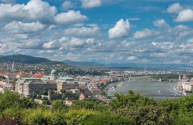 4 hours long private minivan tour in Budapest