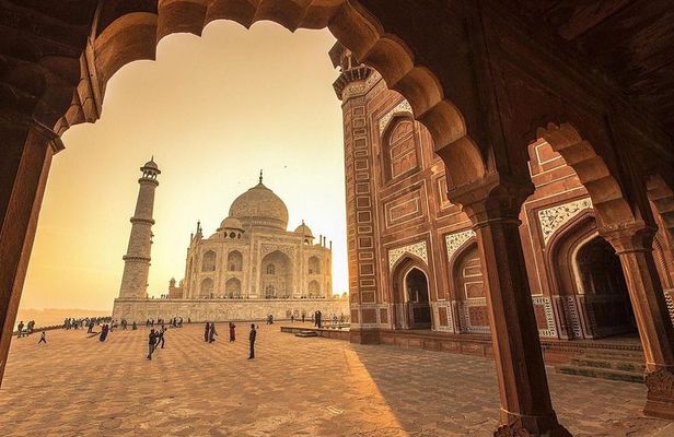 Same Day Taj Mahal Tour by Gatimaan Train from Delhi with SUV Cars