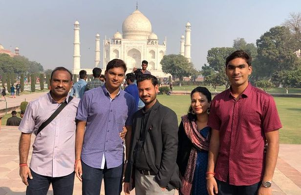 Luxury Taj Mahal Tour by Gatimaan Express Train With Executive Class