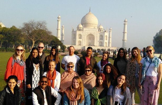 Taj Mahal's Special tour from Delhi Airport/Hotel.