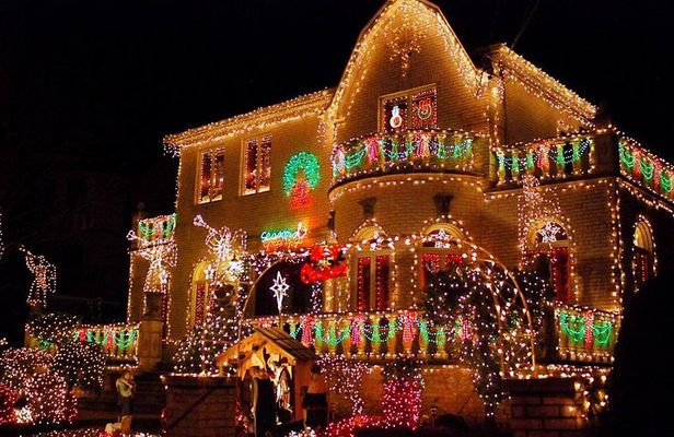 Dyker Heights Christmas Lights and NYC Skyline View Bus Tour