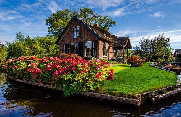 Giethoorn Guided Day Trip with Boat Ride from Amsterdam