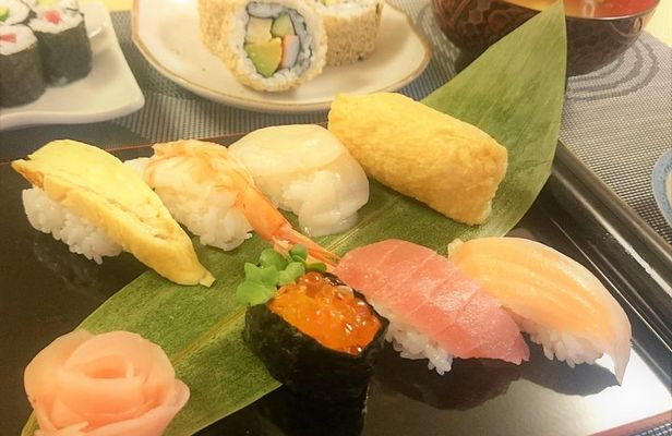 3-Hour Small-Group Sushi Making Class in Tokyo