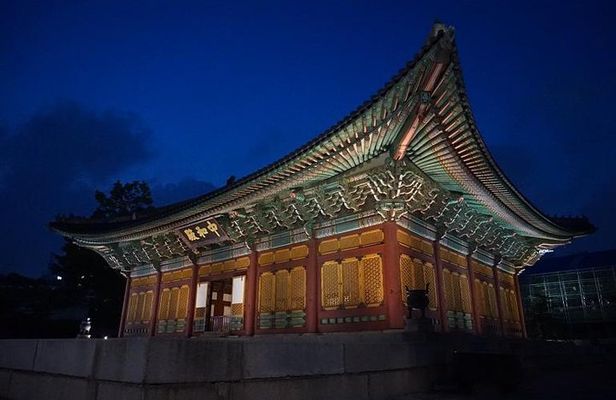 Central Seoul Evening Tour including Deoksu Palace, Seoul Plaza and Dongdaemun Market
