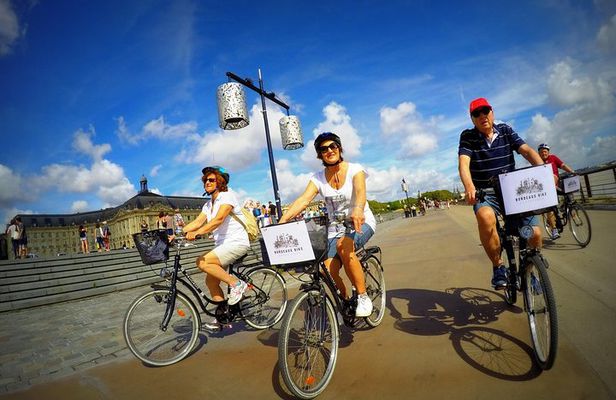 Bordeaux Essentials Sightseeing Bike Tour with a Local Guide