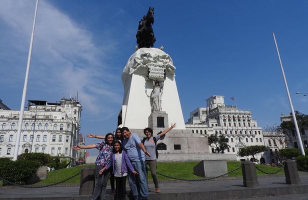 LIMA: Local Market + highlights City Tour + Catacombs