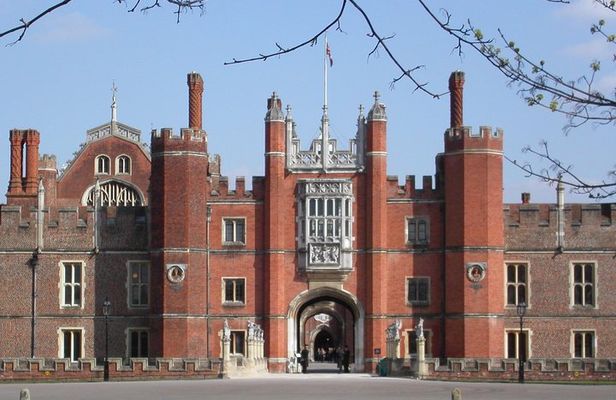 Hampton Court Palace Private Tour - Secrets of Henry VIII