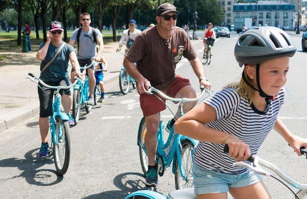 Paris Highlights Bike Tour: Eiffel Tower, Louvre and Notre-Dame