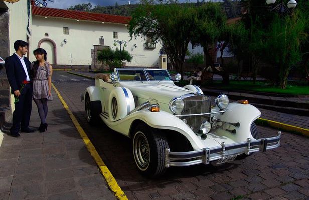 Cusco Romantic Escape: 2 hours Vintage Excalibur Car Tour in Cusco