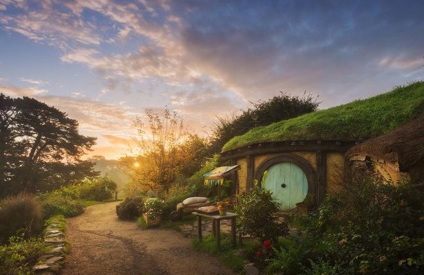 Hobbiton Movie Set tour & Glowworm Cave day tour