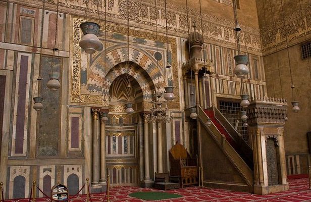 Cairo Combo tour: Egyptian museum, Sultan Hassan mosque, Hanging church and souq