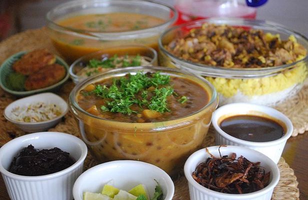 Private Mumbai Home Cooking Lesson and Grant Road Market Tour