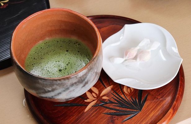 Sushi or Traditional Japanese Cuisine in a Kyoto Home with Emika