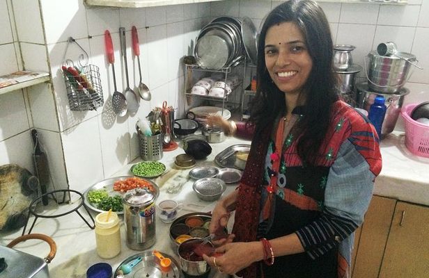 Private Market Tour & Vegetarian Cooking Class & Meal in a Local Jaipur Home