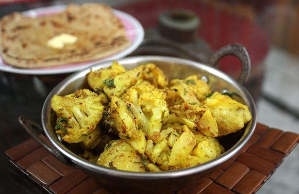 3-hour Private Cooking Lesson and Meal in a Local Agra Home